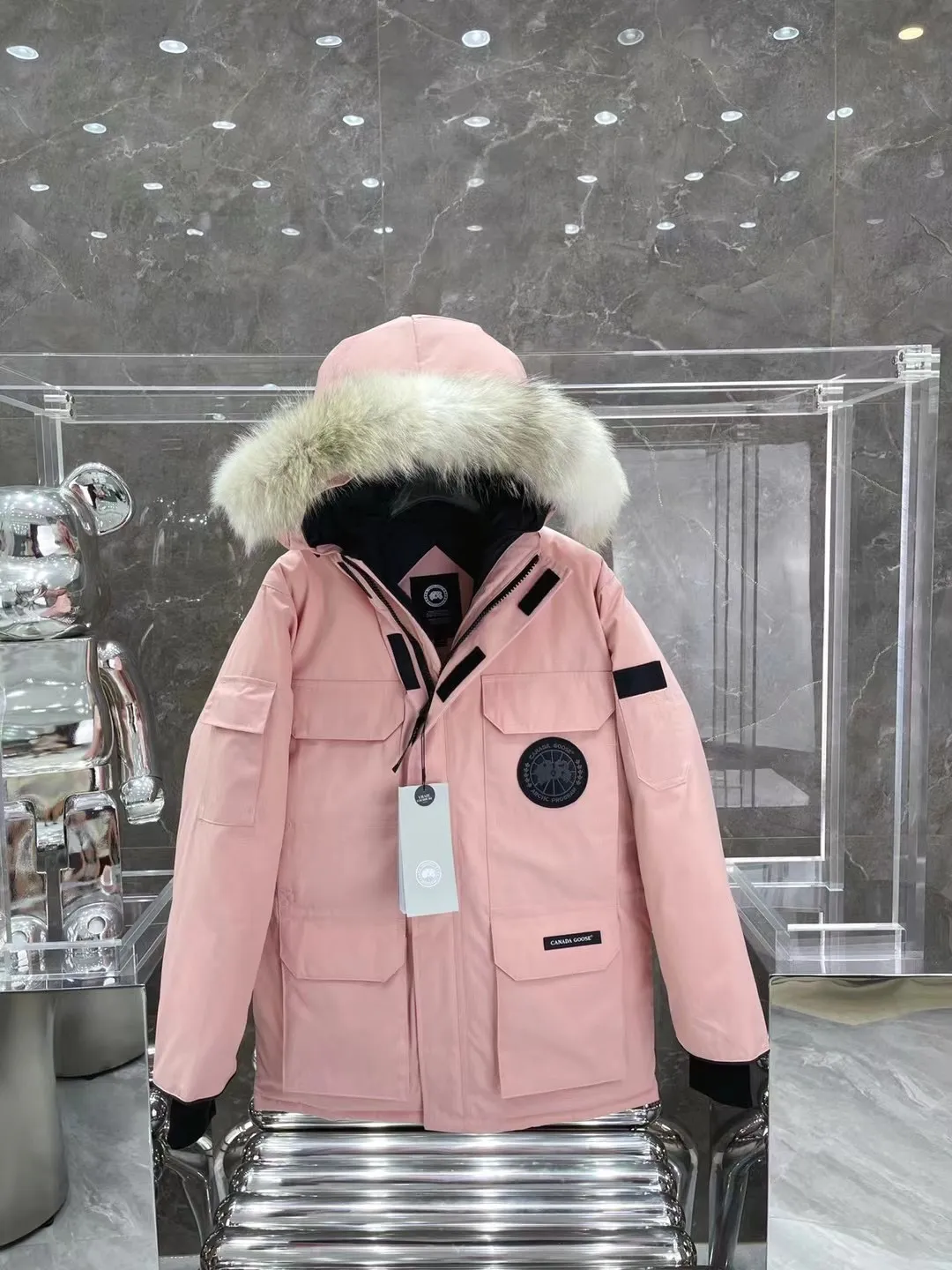 P840 Top version, original top quality Canadian brand Canada Goose has always been recognized as the warmest down jacket. Various Instagram celebrities, Internet celebrities, and celebrities often wear it for street photos. I do Canada Goose every year, but I still can’t get rid of my love for the geese. No matter how cold the weather is, there is no need to be afraid, because there are geese! ! The fur collar is made of top-grade imported coyote fur, which is not comparable to most of the loose and soft raccoon fur and fake fur on the market. The delicate and firm feel of the natural Siberian coyote fur collar is the sense of life that comes from the erosion of wind and frost in nature. The fur collar is removable! Filled with 90% white duck down, Canada Goose is the legendary warmest down jacket and is known as a must-have for Arctic outdoor sports! The most popular down jacket in the world, celebrities are rushing to buy it, it is a must-have! Same style for men and women Size: XS~L Ready in stock😍😍